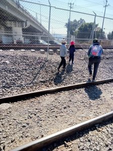 Puentes peatonales inaccesibles y lejanos