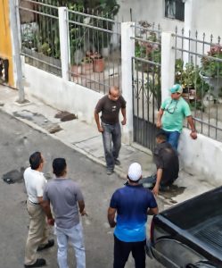 Leyeron sus derechos a servidor público que golpeó a comerciantes